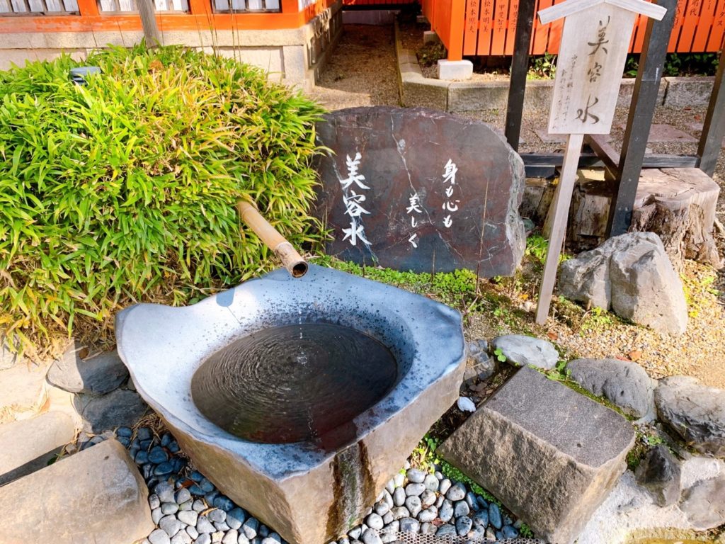 八坂神社　美御前社　美容水
